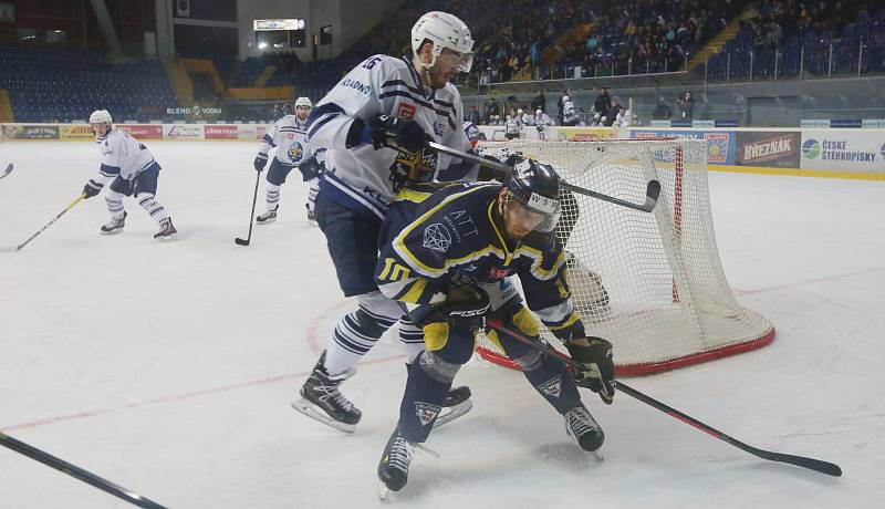 Ústečtí hokejisté (modří) prohráli s Kladnem 2:5 a sezona jim skončila.