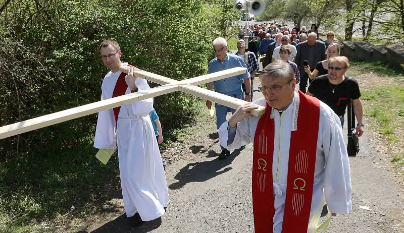 Představitelé církve v Ústí nad Labem odpoledne vystoupili na Mariánskou skálu.