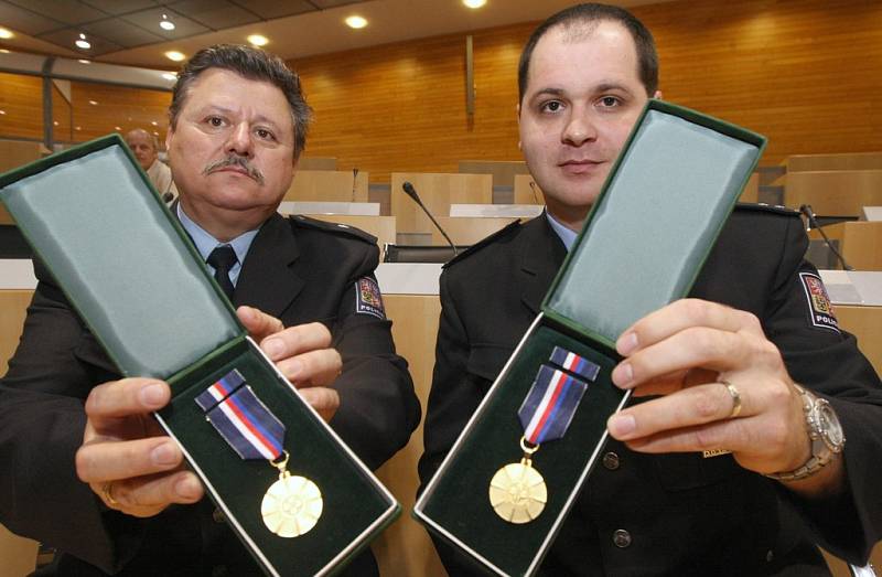 Jedenáct policistů si v pátek převzalo za říjnový a listopadový zásah v Litvínově medaile za statečnost. Na snímku děčínští policisté Jiří Stejskal a Roman Křivan.