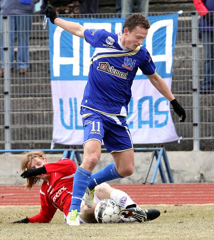 Ústečtí fotbalisté (modří) doma porazili Pardubice 1:0.