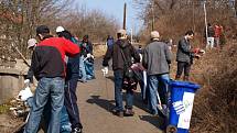 Do akce ústecké Poradny pro integraci s názvem „Clean up the world,“ se zapojila velká skupina cizinců z Kazachstánu, Vietnamci, Rusové, Ukrajinci, ale i dva Američané. 