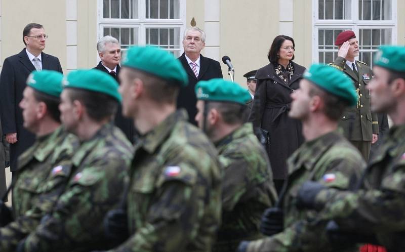 Miloš Zeman ve funkci vystřídal Václava Klause, který stál v čele země uplynulých deset let.