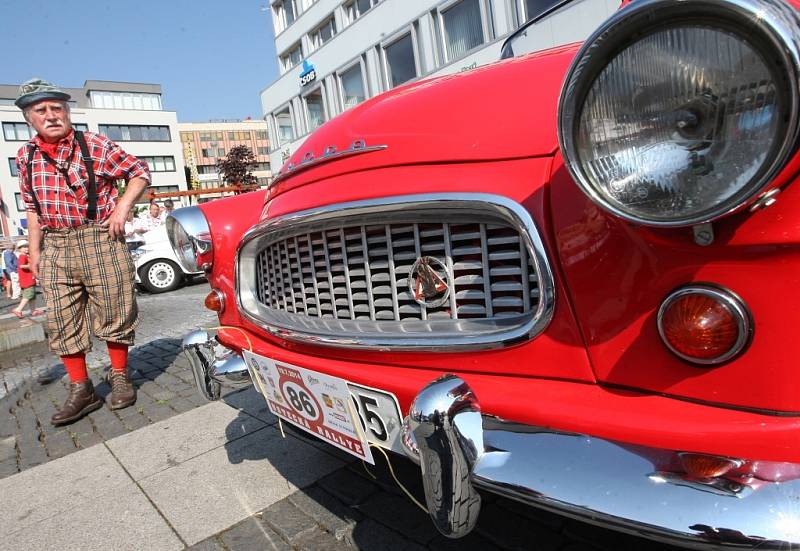 Veterány svezli majitelé v sobotu na ústecké Mírové náměstí. Naleštěné krasavce z tradiční Veteran rally Ústí nad Labem, která je součástí série závodů Czech Hero Ride, si nenechala ujít řada Ústečanů.