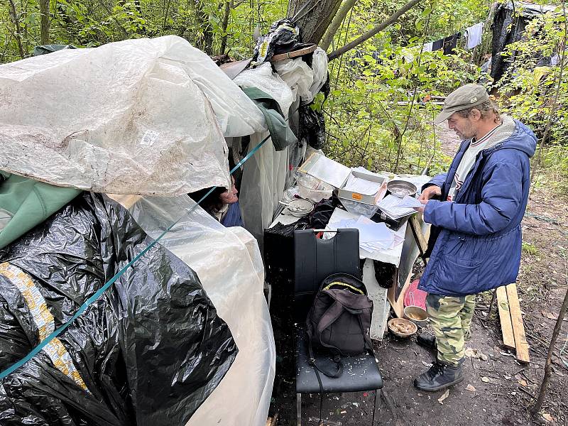 Josef a Květa skončili na ulici a přežívají v bivaku v lese. On je po úrazu a má cukrovku. Květa je téměř slepá kvůli jinak operovatelné oční vadě. Nevědí, co bude dál