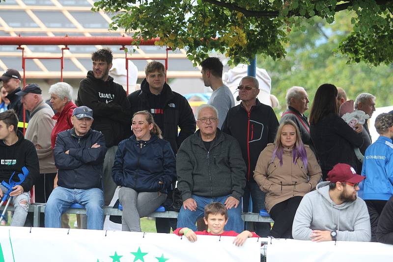 V televizním utkání porazily Hostovice před parádní návštěvou hosty z Chabařovic (červené dresy) 6:1.