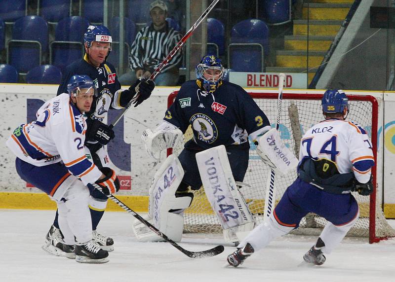 Pavel Francouz v sezonách 2010/2011 a 2011/2012 oblékal dres ústeckého Slovanu.