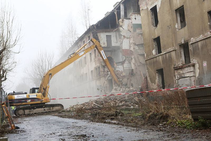 V ulici Na Nivách začalo bourání zdevastovaných domů.