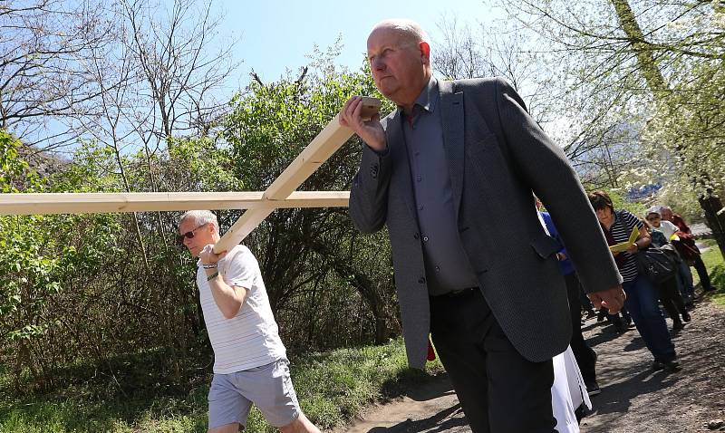 Představitelé církve v Ústí nad Labem odpoledne vystoupili na Mariánskou skálu.