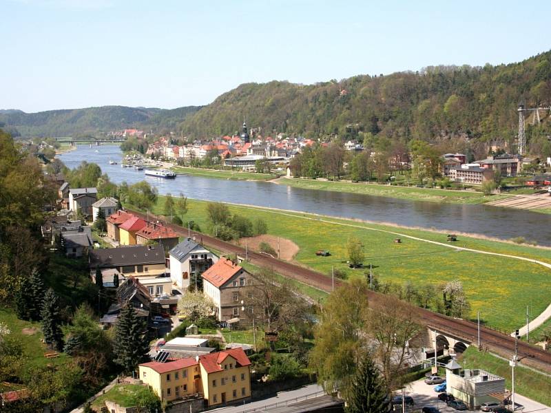 Nejznámější vyhlídka Saského Švýcarska, pískovcová formace Bastei, poznamenala i další dvě zdejší vyhlídkové plošiny. Obě nesou shodné pojmenování, Malá Bastei. 