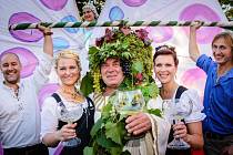 Na historicko romantické návsi v městečku Radebeul-Altkötzschenbro-da se koná již 24. ročník Slavností vína a podzimu.