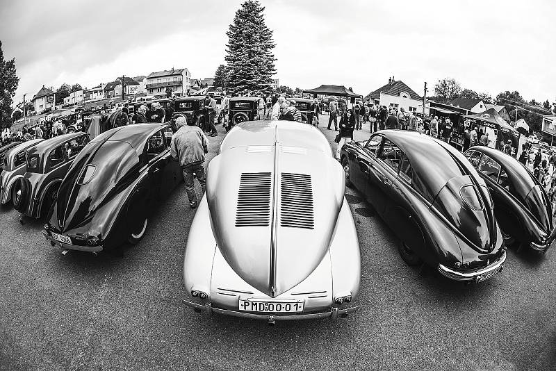 Ústecký fotograf Vladimír Cettl vydal pro rok 2022 dva nové kalendáře „Tatra na srazech“ (černobílé fotografie) a „15 let pátrání po vracích“. Jeho kalendáře jsou oblíbené po celém světě, podívejte se na snímky, které v kalendáři najdete. V rozhovoru se z