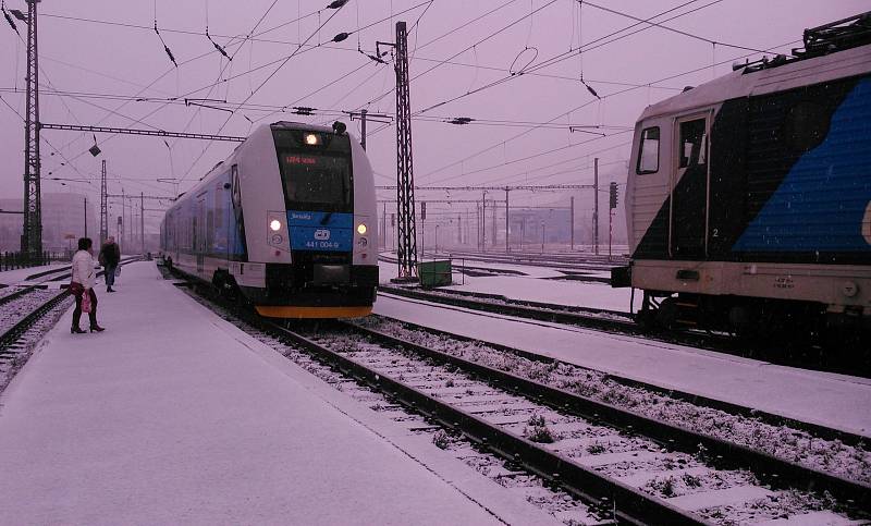 Zima na železnici v Severních Čechách. Ilustrační foto.