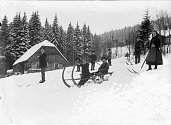 Nejnižší teploty v Ústí nad Labem byly v dávnější historii 11. ledna 1940, hodnota -22,6 °C; v novější pak 29. prosince 1996 na stanici Mánesovy sady -23 °C.