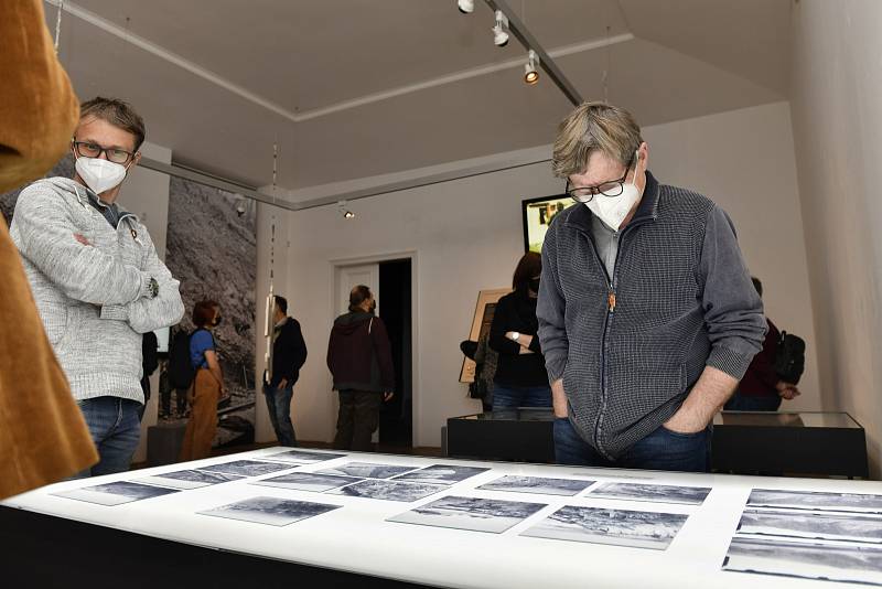 Fotografie z otevření výstavy v ústeckém muzeu „Nestabilní podloží: sesuvy, životy & perspektivy“, která se zaměřuje na sesuvy zemin a hornin coby unikátní procesy a prostory setkávání odlišných časů a měřítek Země a člověka.