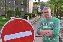 Radek Hejzlar a další lidé z Vojnovičovy ulice jsou nespokojení se zdejšími stavebními pracemi.