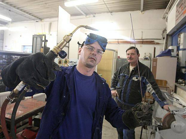 V dílně instalatérů podbořanské střední školy si fotoreportér Deníku Jan Vraný vyzkoušel na vlastní kůži, co taková práce obnáší. Instalatérský mistr Pavel Šmíd všem svým studentům říká, že dělat instalatéra, to chce mít dar od Boha.