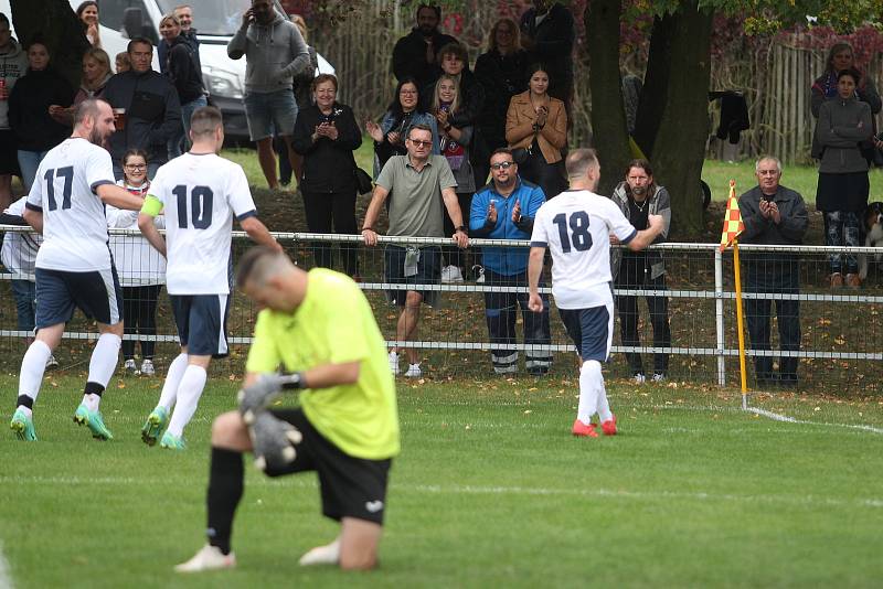 V televizním utkání porazily Hostovice před parádní návštěvou hosty z Chabařovic (červené dresy) 6:1.