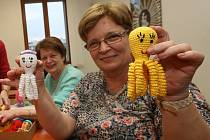 Důchodkyně uháčkovaly 50 chobotniček pro miminka z Masarykovy nemocnice.