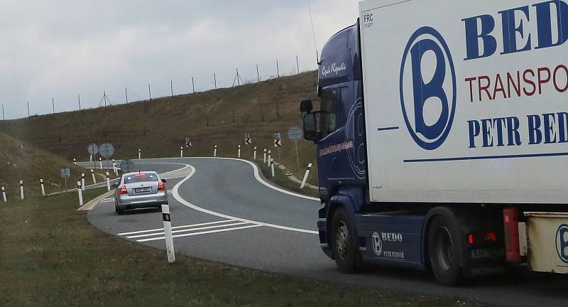 Po dálnici D8 mezi Petrovicemi a Lovosicemi se v úterý proháněl autobus s tmavými skly a dopravními policisty uvnitř.