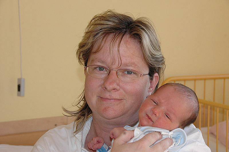 Kamila Karešová, porodila v ústecké porodnici dne 22. 5. 2011 (4.47) syna Tomáše (50 cm, 3,4 kg).