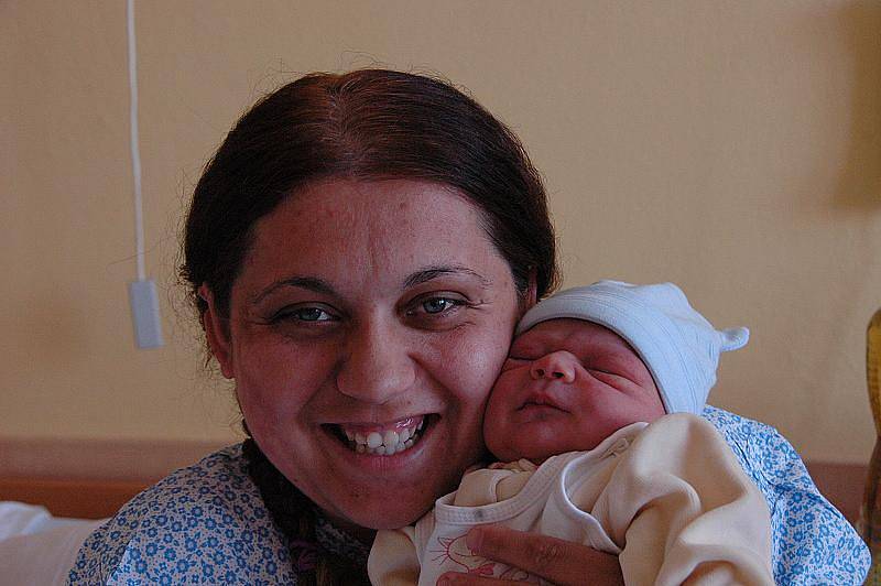 Eva Peterová, porodila v ústecké porodnici dne 25. 5. 2011 (9.38) syna Tomáše (48 cm, 3,4 kg).