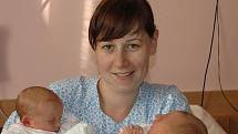 Veronika Štrossová, porodila v ústecké porodnici dne 20. 5. 2011 (13.08) dceru Barboru (48 cm, 2,78 kg) a (13.10)dceru Viktorii (46 cm, 2,23 kg).