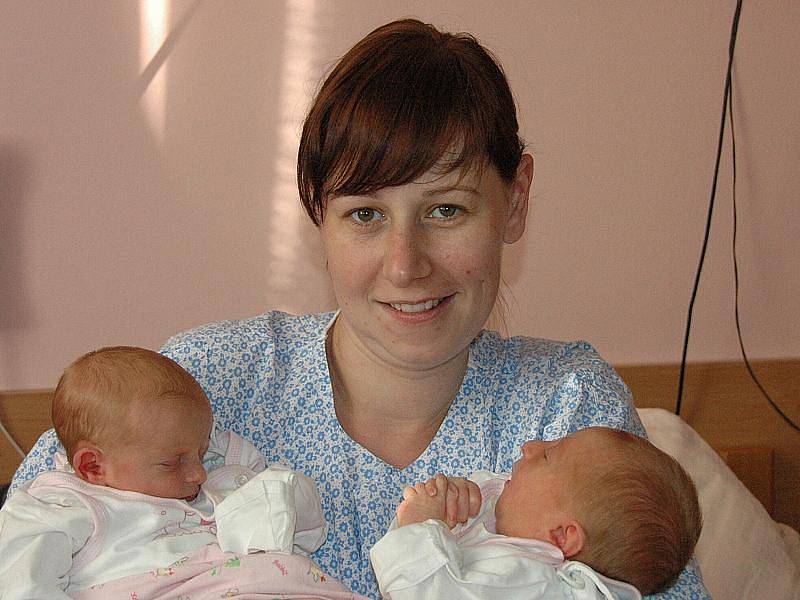 Veronika Štrossová, porodila v ústecké porodnici dne 20. 5. 2011 (13.08) dceru Barboru (48 cm, 2,78 kg) a (13.10)dceru Viktorii (46 cm, 2,23 kg).