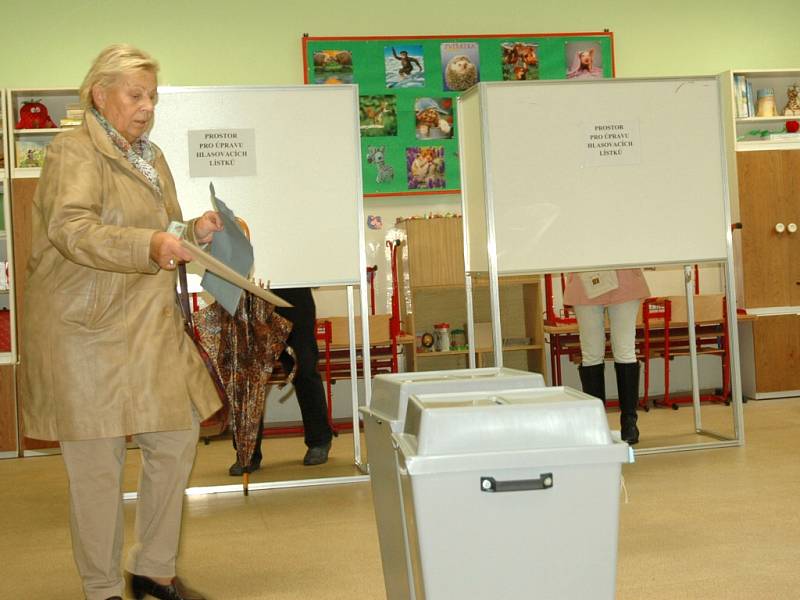 První voliči na Střekově.