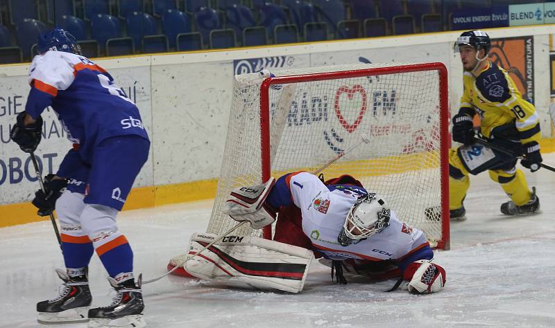 Hokejisté Slovanu (žlutí) doma prohráli s Litoměřicemi vysoko 0:5.