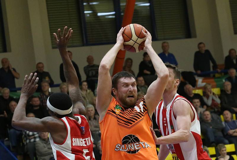 Basketbalové utkání Ústí - Pardubice. Foto: Karel Pech