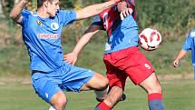 Fotbalisté Chabařovic (v červenofialovém) smetli v 8. kole I. B třídy Dubí 6:0. Foto: Deník/Rudolf Hoffmann