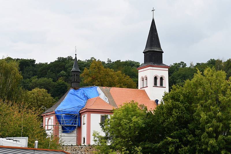 Kostel svatého Mikuláše v ústecké čtvrti Všebořice. Snímek ze září 2021