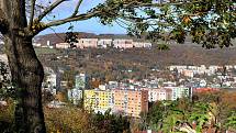 Vyhlídka Vlastimila Cajthamla je novým výletním cílem na území města Ústí nad Labem. Dole střekovské  sídliště Kamenný vrch, nahoře Dobětice.