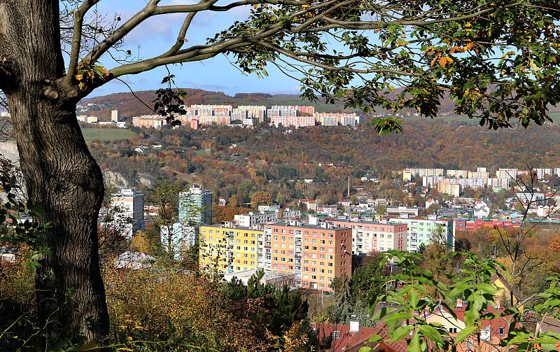 Vyhlídka Vlastimila Cajthamla je novým výletním cílem na území města Ústí nad Labem. Dole střekovské  sídliště Kamenný vrch, nahoře Dobětice.