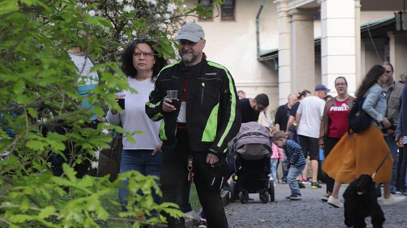 Na zámku ve Velkém Březně se jel závod historických vozidel a motocyklů o Pohár hraběte Chotka.