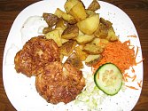 V restauraci Sport Pub Zlatopramen se vařilo, jako každý čtvrtek, podle čtenářů Ústeckého deníku. Burské kuřecí řízky od čtenáře Milana Tobiáše návštěvníkům chutnaly.