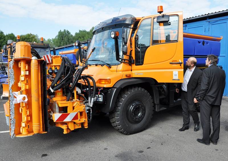 Správa a údržba silnic Ústeckého kraje dostala dárek, deset víceúčelových nákladních automobilů. Využívat je bude v létě i v zimě.