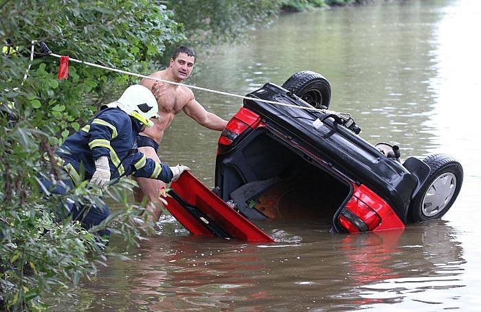 Auto v řece Labe u Sebuzína