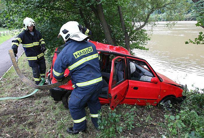 Auto v řece Labe u Sebuzína