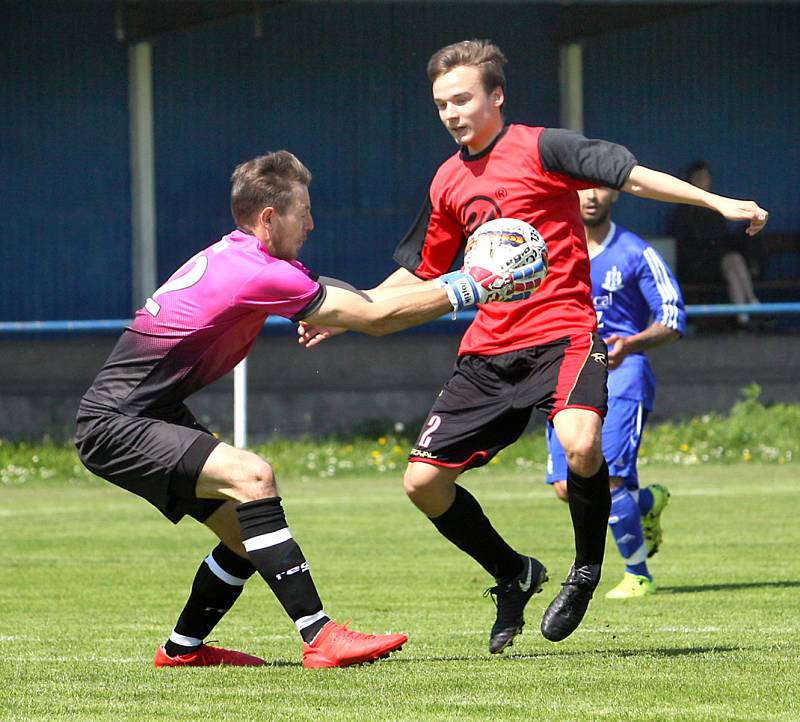 Fotbalisté Chabařovic (v modrém) si poradili s Hostovicemi 4:2. Foto: Deník/Rudolf Hoffmann