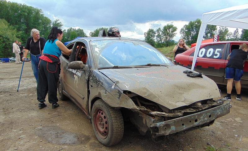 Čtvrým dílem pokračoval v sobotu sedmidílný autocrossový seriál Autopoint Cup na dráze v Chabařovicích.