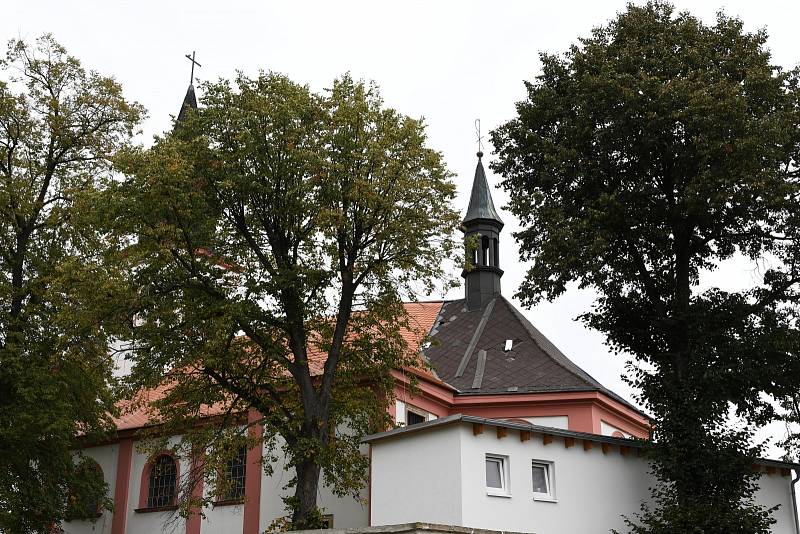 Kostel svatého Mikuláše v ústecké čtvrti Všebořice. Snímek ze září 2021