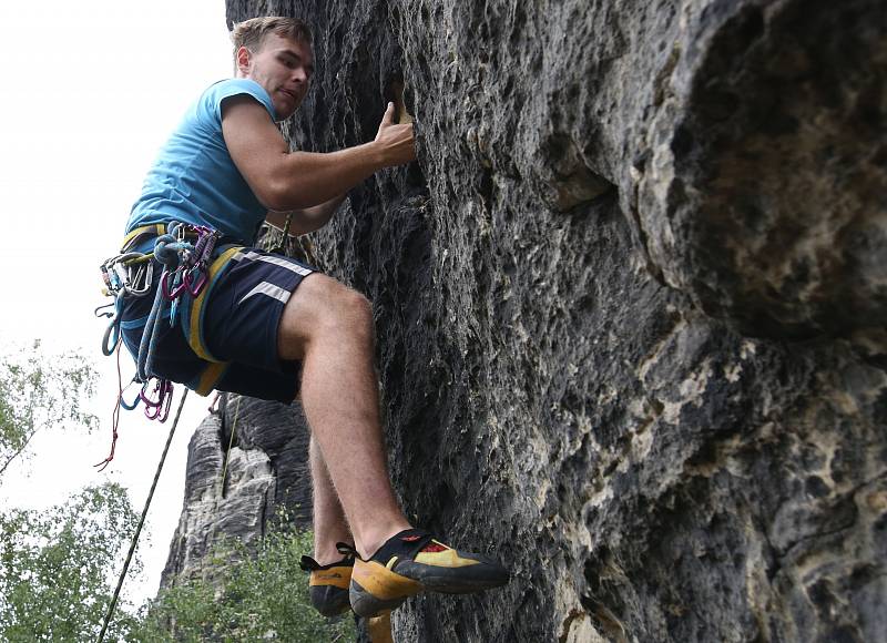 Tiské stěny jsou zrádné. Skalní oblast spolu s Ostrovem a Rájcem každoročně láká ke zdolávání gravitace stovky lezců. Mnohdy však jde o začátečníky, kteří přeceňují své síly. Následky pádů bývají fatální. Ilustrační foto