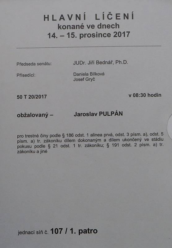 Obžalovaný Jaroslav Pulpán z Děčína obivněný, že sexuálně obtěžoval nezletilé dívky a poté je vydíral přes internet, se zpovídá u ústeckého soudu.