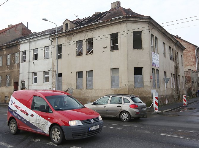 Zchátralý dům v Předlicích ohrožuje dopravu i chodce.