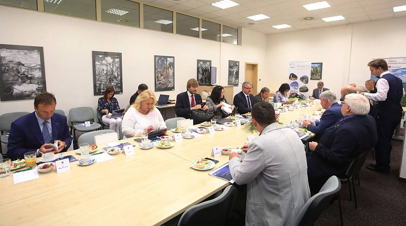 Členové vlády ČR včetně premiéra Andreje Babiše dorazili z Teplic do Ústí nad Labem.