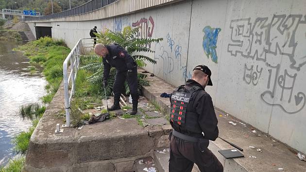 Strážníci uklízejí na břehu Labe a v prostoru Zanádraží injekční stříkačky a množství infekčního materiálu