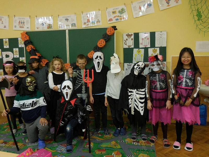 V Petrovicích školu rozzářila světélka Halloweenu.