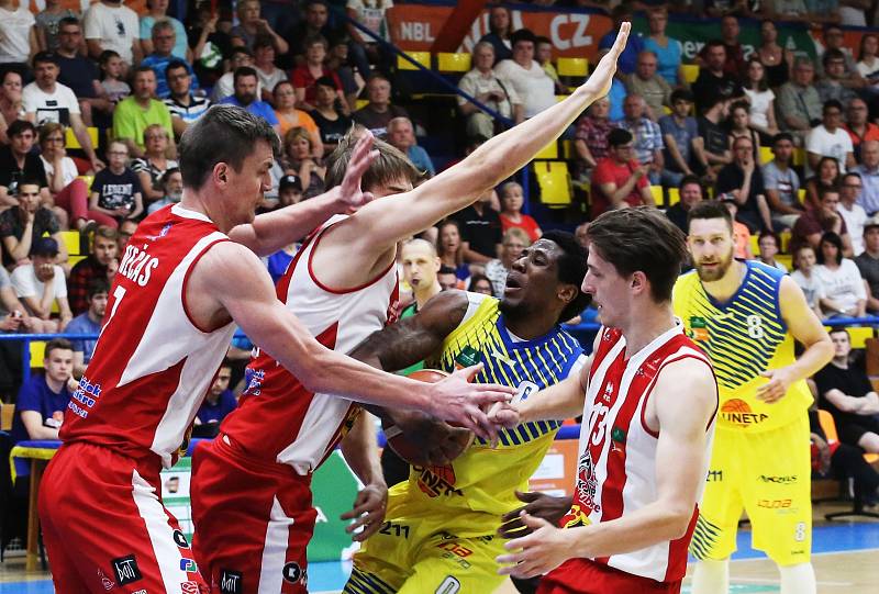 Utkání basketbalistů Ústí (ve žlutém) proti Pardubicím