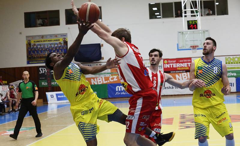 Utkání basketbalistů Ústí (ve žlutém) proti Pardubicím